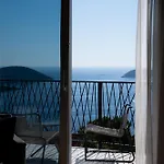 Leona Apartment