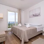 Leona Apartment