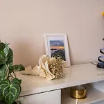 Leona Apartment