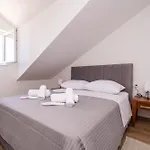 Leona Apartament *