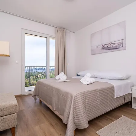 Leona Apartment
