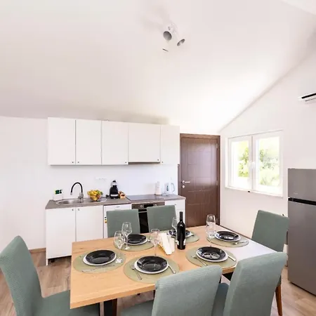 Leona Apartment
