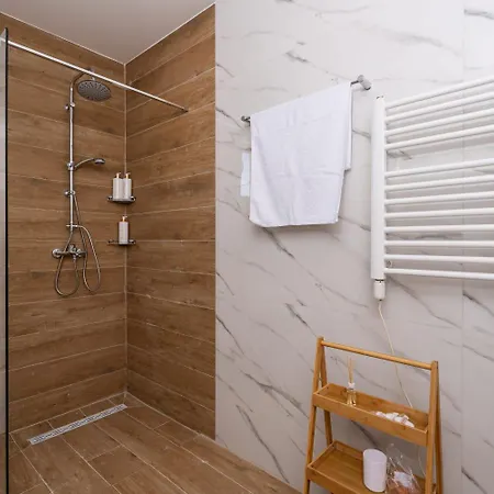 Leona Apartment *