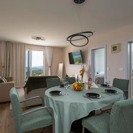 Leona Apartment *