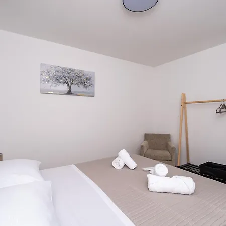 Apartment Leona *