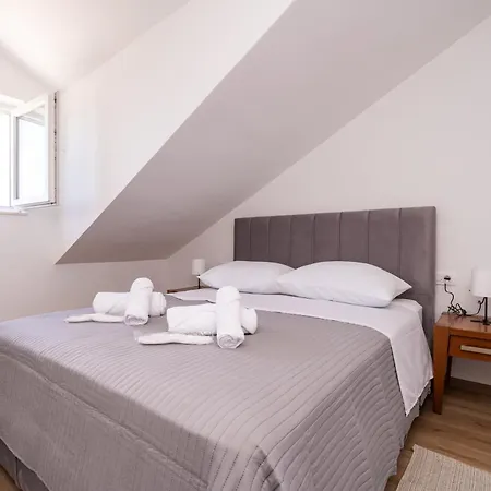 Leona Apartment *