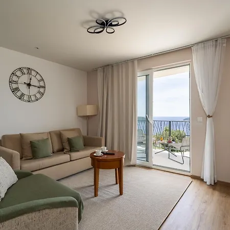 Leona Apartment *