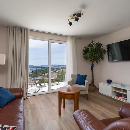 Leona Apartment